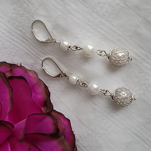 ⭐️2/$15 Pearl dangle earrings - Picture 1 of 2